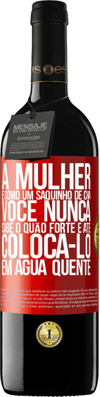 39,95 € | Vinho tinto Edição RED MBE Reserva A mulher é como um saquinho de chá. Você nunca sabe o quão forte é até colocá-lo em água quente Etiqueta Vermelha. Etiqueta personalizável Reserva 12 Meses Colheita 2015 Tempranillo