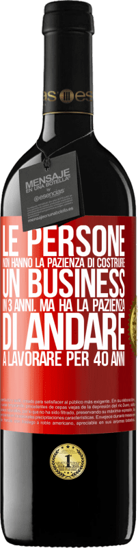 39,95 € | Vino rosso Edizione RED MBE Riserva Le persone non hanno la pazienza di costruire un business in 3 anni. Ma ha la pazienza di andare a lavorare per 40 anni Etichetta Rossa. Etichetta personalizzabile Riserva 12 Mesi Raccogliere 2015 Tempranillo