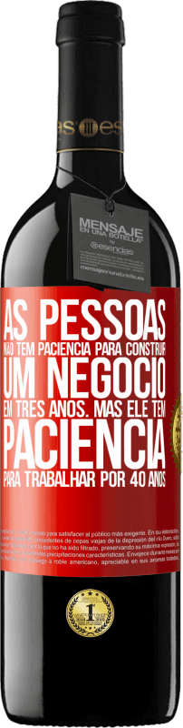 Envio grátis | Vinho tinto Edição RED MBE Reserva As pessoas não têm paciência para construir um negócio em três anos. Mas ele tem paciência para trabalhar por 40 anos Etiqueta Vermelha. Etiqueta personalizável Reserva 12 Meses Colheita 2014 Tempranillo