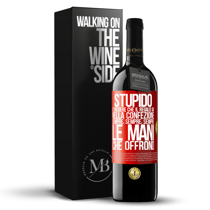 39,95 € Spedizione Gratuita | Vino rosso Edizione RED MBE Riserva Stupido è credere che il regalo sia nella confezione. Sempre, sempre, sempre le mani che offrono Etichetta Rossa. Etichetta personalizzabile Riserva 12 Mesi Raccogliere 2016 Tempranillo