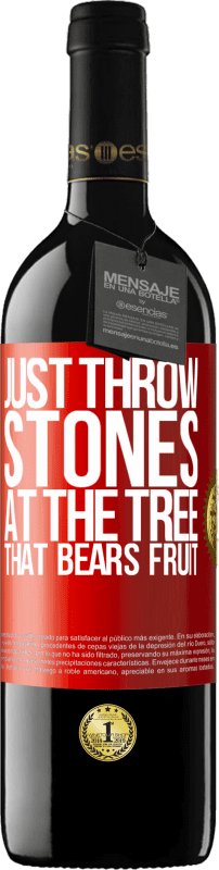 «Просто бросай камни в дерево, которое приносит плоды» Издание RED MBE Бронировать