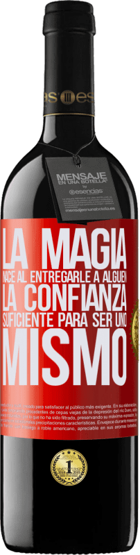 39,95 € Envío gratis | Vino Tinto Edición RED MBE Reserva La magia nace al entregarle a alguien la confianza suficiente para ser uno mismo Etiqueta Roja. Etiqueta personalizable Reserva 12 Meses Cosecha 2016 Tempranillo