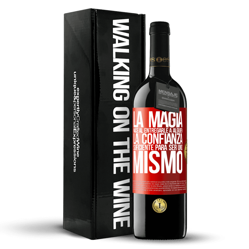 39,95 € Envío gratis | Vino Tinto Edición RED MBE Reserva La magia nace al entregarle a alguien la confianza suficiente para ser uno mismo Etiqueta Roja. Etiqueta personalizable Reserva 12 Meses Cosecha 2016 Tempranillo