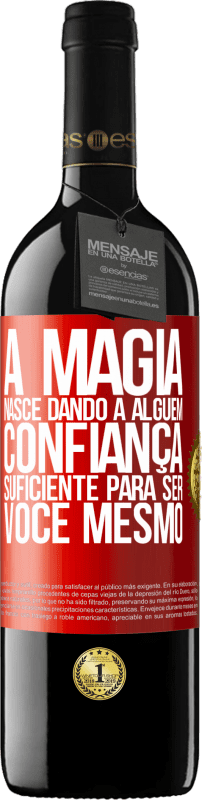 39,95 € | Vinho tinto Edição RED MBE Reserva A magia nasce dando a alguém confiança suficiente para ser você mesmo Etiqueta Vermelha. Etiqueta personalizável Reserva 12 Meses Colheita 2015 Tempranillo