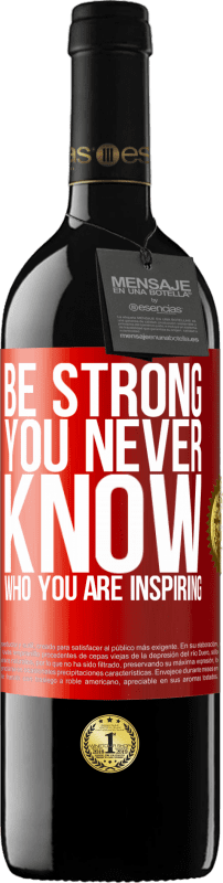 39,95 € 免费送货 | 红酒 RED版 MBE 预订 Be strong. You never know who you are inspiring 红色标签. 可自定义的标签 预订 12 个月 收成 2016 Tempranillo