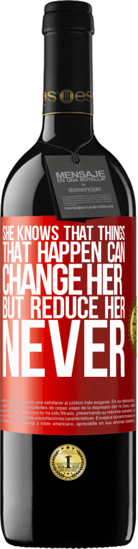 39,95 € | Красное вино Издание RED MBE Бронировать Она знает, что вещи, которые случаются, могут изменить ее, но уменьшить ее, никогда Красная метка. Настраиваемая этикетка Бронировать 12 Месяцы Урожай 2014 Tempranillo