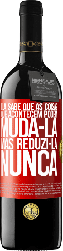 39,95 € | Vinho tinto Edição RED MBE Reserva Ela sabe que as coisas que acontecem podem mudá-la, mas reduzi-la, nunca Etiqueta Vermelha. Etiqueta personalizável Reserva 12 Meses Colheita 2015 Tempranillo