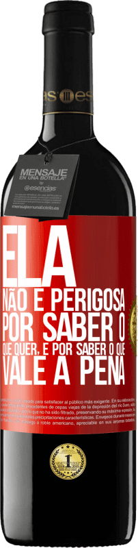 39,95 € | Vinho tinto Edição RED MBE Reserva Ela não é perigosa por saber o que quer, é por saber o que vale a pena Etiqueta Vermelha. Etiqueta personalizável Reserva 12 Meses Colheita 2015 Tempranillo