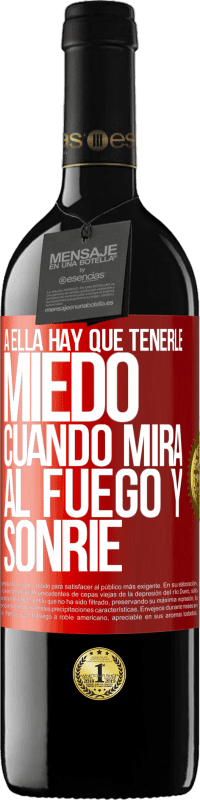 39,95 € | Vino Tinto Edición RED MBE Reserva A ella hay que tenerle miedo cuando mira al fuego y sonríe Etiqueta Roja. Etiqueta personalizable Reserva 12 Meses Cosecha 2015 Tempranillo