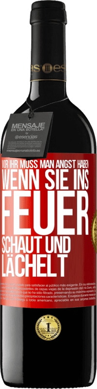 39,95 € Kostenloser Versand | Rotwein RED Ausgabe MBE Reserve Vor ihr muss man Angst haben, wenn sie ins Feuer schaut und lächelt Rote Markierung. Anpassbares Etikett Reserve 12 Monate Ernte 2015 Tempranillo