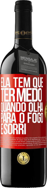 39,95 € Envio grátis | Vinho tinto Edição RED MBE Reserva Ela tem que ter medo quando olha para o fogo e sorri Etiqueta Vermelha. Etiqueta personalizável Reserva 12 Meses Colheita 2014 Tempranillo