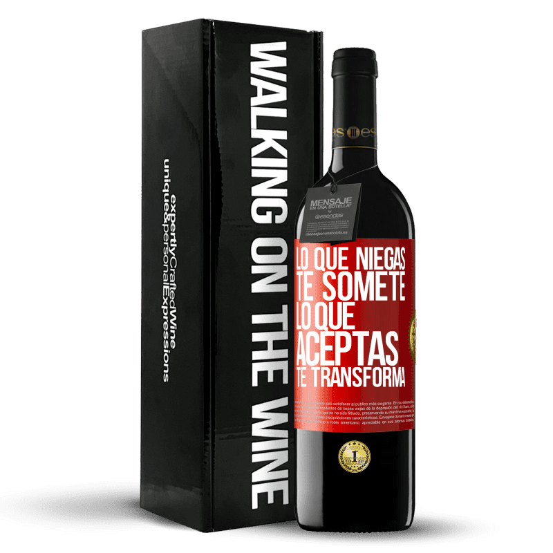 39,95 € Envío gratis | Vino Tinto Edición RED MBE Reserva Lo que niegas te somete. Lo que aceptas te transforma Etiqueta Roja. Etiqueta personalizable Reserva 12 Meses Cosecha 2015 Tempranillo