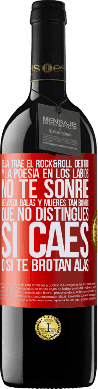 39,95 € Envío gratis | Vino Tinto Edición RED MBE Reserva Ella trae el Rock&Roll dentro y la poesía en los labios. No te sonríe, te lanza balas, y mueres tan bonito, que no Etiqueta Roja. Etiqueta personalizable Reserva 12 Meses Cosecha 2016 Tempranillo