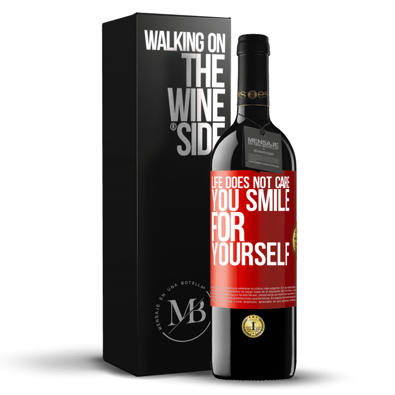 29,95 € Free Shipping | Red Wine RED Edition Crianza 6 Months Life does not care, you smile for yourself Red Label. Customizable label Aging in oak barrels 6 Months Harvest 2020 Tempranillo