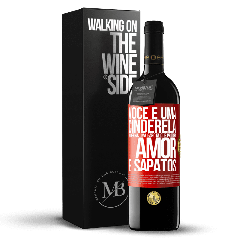 39,95 € Envio grátis | Vinho tinto Edição RED MBE Reserva Você é uma cinderela moderna, uma garota que procura amor e sapatos Etiqueta Vermelha. Etiqueta personalizável Reserva 12 Meses Colheita 2015 Tempranillo