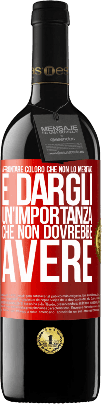 39,95 € Spedizione Gratuita | Vino rosso Edizione RED MBE Riserva Affrontare coloro che non lo meritano è dargli un'importanza che non dovrebbe avere Etichetta Rossa. Etichetta personalizzabile Riserva 12 Mesi Raccogliere 2016 Tempranillo