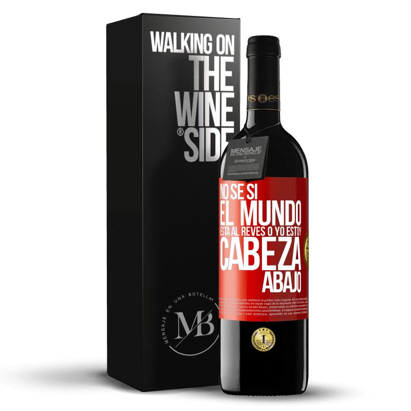 39,95 € Envío gratis | Vino Tinto Edición RED MBE Reserva No sé si el mundo está al revés o yo estoy cabeza abajo Etiqueta Roja. Etiqueta personalizable Reserva 12 Meses Cosecha 2015 Tempranillo