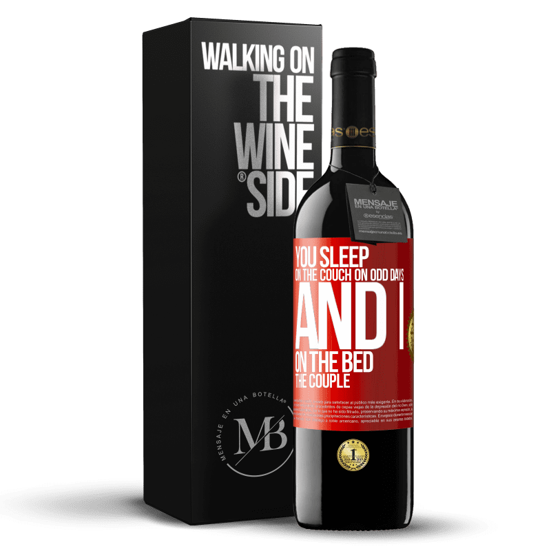 29,95 € Free Shipping | Red Wine RED Edition Crianza 6 Months You sleep on the couch on odd days and I on the bed the couple Red Label. Customizable label Aging in oak barrels 6 Months Harvest 2020 Tempranillo