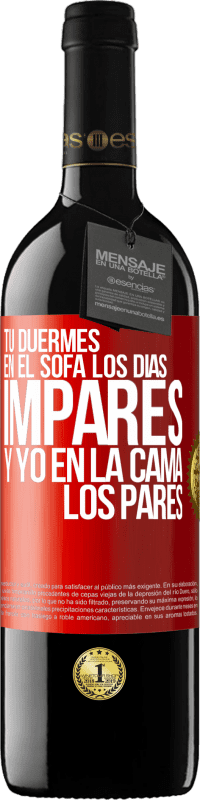 39,95 € Envío gratis | Vino Tinto Edición RED MBE Reserva Tú duermes en el sofá los días impares y yo en la cama los pares Etiqueta Roja. Etiqueta personalizable Reserva 12 Meses Cosecha 2016 Tempranillo