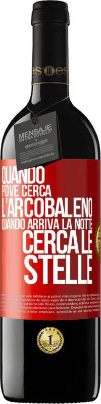 39,95 € | Vino rosso Edizione RED MBE Riserva Quando piove, cerca l'arcobaleno, quando arriva la notte, cerca le stelle Etichetta Rossa. Etichetta personalizzabile Riserva 12 Mesi Raccogliere 2015 Tempranillo