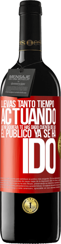 Envío gratis | Vino Tinto Edición RED MBE Reserva Llevas tanto tiempo actuando que ni siquiera te has dado cuenta de que el público ya se ha ido Etiqueta Roja. Etiqueta personalizable Reserva 12 Meses Cosecha 2014 Tempranillo