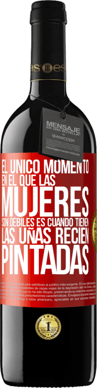 Envío gratis | Vino Tinto Edición RED MBE Reserva El único momento en el que las mujeres son débiles es cuando tienen las uñas recién pintadas Etiqueta Roja. Etiqueta personalizable Reserva 12 Meses Cosecha 2014 Tempranillo