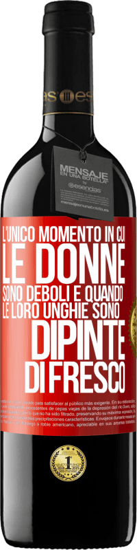 Spedizione Gratuita | Vino rosso Edizione RED MBE Riserva L'unico momento in cui le donne sono deboli è quando le loro unghie sono dipinte di fresco Etichetta Rossa. Etichetta personalizzabile Riserva 12 Mesi Raccogliere 2014 Tempranillo