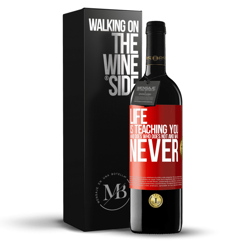 39,95 € Бесплатная доставка | Красное вино Издание RED MBE Бронировать Жизнь учит вас, кто знает, кто нет, а кто никогда Красная метка. Настраиваемая этикетка Бронировать 12 Месяцы Урожай 2016 Tempranillo