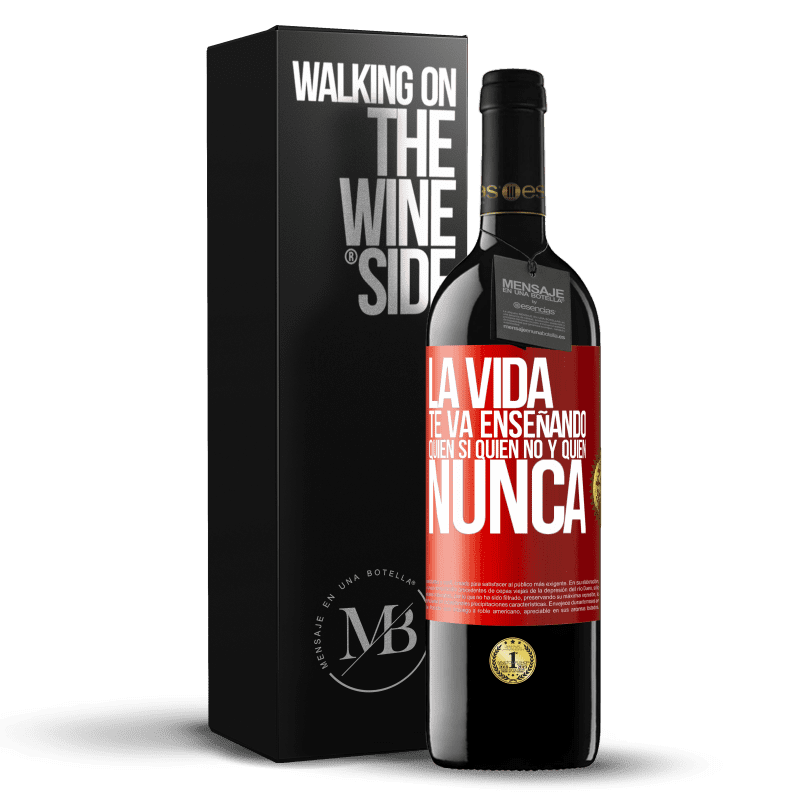 39,95 € Envío gratis | Vino Tinto Edición RED MBE Reserva La vida te va enseñando quién sí, quién no y quién nunca Etiqueta Roja. Etiqueta personalizable Reserva 12 Meses Cosecha 2016 Tempranillo