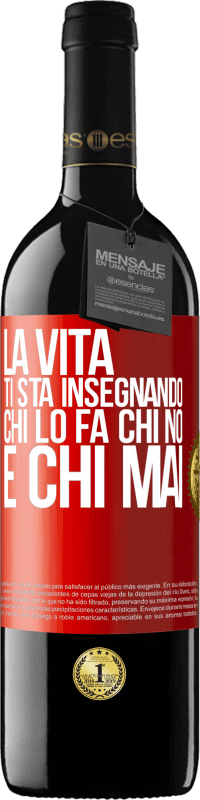 Spedizione Gratuita | Vino rosso Edizione RED MBE Riserva La vita ti sta insegnando chi lo fa, chi no e chi mai Etichetta Rossa. Etichetta personalizzabile Riserva 12 Mesi Raccogliere 2014 Tempranillo