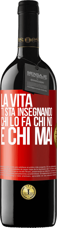 39,95 € Spedizione Gratuita | Vino rosso Edizione RED MBE Riserva La vita ti sta insegnando chi lo fa, chi no e chi mai Etichetta Rossa. Etichetta personalizzabile Riserva 12 Mesi Raccogliere 2016 Tempranillo