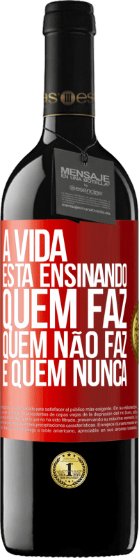 Envio grátis | Vinho tinto Edição RED MBE Reserva A vida está ensinando quem faz, quem não faz e quem nunca Etiqueta Vermelha. Etiqueta personalizável Reserva 12 Meses Colheita 2014 Tempranillo