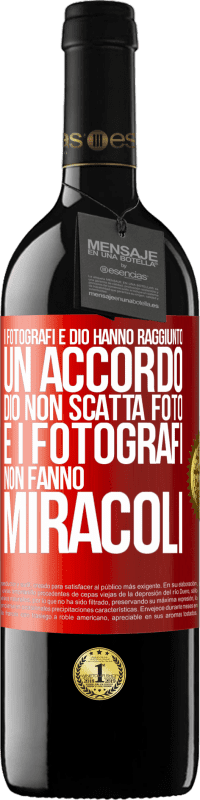 Spedizione Gratuita | Vino rosso Edizione RED MBE Riserva I fotografi e Dio hanno raggiunto un accordo. Dio non scatta foto e i fotografi non fanno miracoli Etichetta Rossa. Etichetta personalizzabile Riserva 12 Mesi Raccogliere 2014 Tempranillo