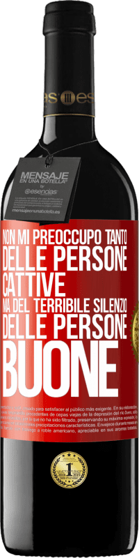 39,95 € Spedizione Gratuita | Vino rosso Edizione RED MBE Riserva Non mi preoccupo tanto delle persone cattive, ma del terribile silenzio delle persone buone Etichetta Rossa. Etichetta personalizzabile Riserva 12 Mesi Raccogliere 2016 Tempranillo