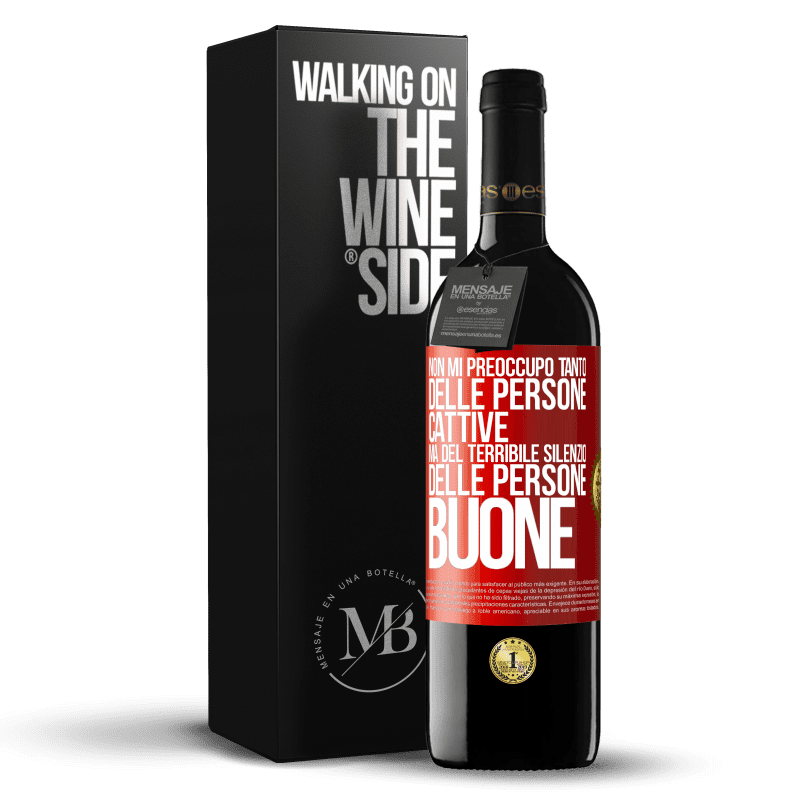 39,95 € Spedizione Gratuita | Vino rosso Edizione RED MBE Riserva Non mi preoccupo tanto delle persone cattive, ma del terribile silenzio delle persone buone Etichetta Rossa. Etichetta personalizzabile Riserva 12 Mesi Raccogliere 2014 Tempranillo