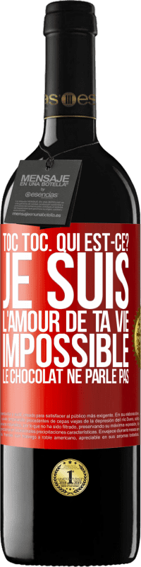 39,95 € | Vin rouge Édition RED MBE Réserve Toc Toc. Qui est-ce? Je suis l'amour de ta vie. Impossible, le chocolat ne parle pas Étiquette Rouge. Étiquette personnalisable Réserve 12 Mois Récolte 2016 Tempranillo