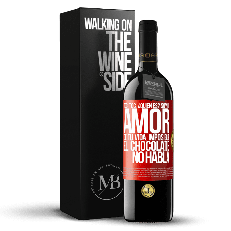 39,95 € Envío gratis | Vino Tinto Edición RED MBE Reserva Toc, toc. ¿Quién es? Soy el amor de tu vida. Imposible, el chocolate no habla Etiqueta Roja. Etiqueta personalizable Reserva 12 Meses Cosecha 2016 Tempranillo