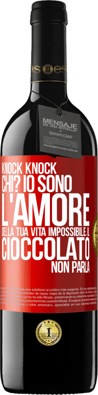 Spedizione Gratuita | Vino rosso Edizione RED MBE Riserva Knock Knock. Chi? Io sono l'amore della tua vita Impossibile, il cioccolato non parla Etichetta Rossa. Etichetta personalizzabile Riserva 12 Mesi Raccogliere 2014 Tempranillo