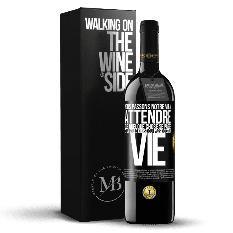 39,95 € Envoi gratuit | Vin rouge Édition RED MBE Réserve Nous passons notre vie à attendre que quelque chose se passe et la seule chose qui passe c'est la vie Étiquette Noire. Étiquette personnalisable Réserve 12 Mois Récolte 2015 Tempranillo