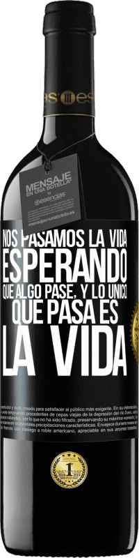 39,95 € | Vino Tinto Edición RED MBE Reserva Nos pasamos la vida esperando que algo pase, y lo único que pasa es la vida Etiqueta Negra. Etiqueta personalizable Reserva 12 Meses Cosecha 2015 Tempranillo