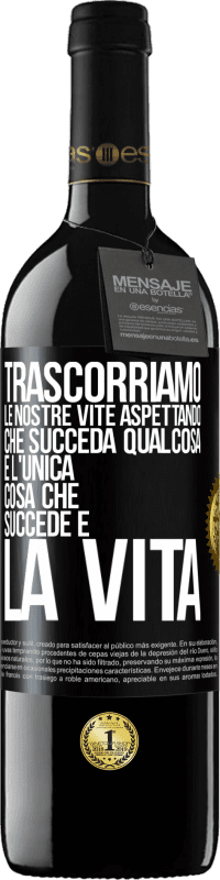 39,95 € Spedizione Gratuita | Vino rosso Edizione RED MBE Riserva Trascorriamo le nostre vite aspettando che succeda qualcosa e l'unica cosa che succede è la vita Etichetta Nera. Etichetta personalizzabile Riserva 12 Mesi Raccogliere 2016 Tempranillo