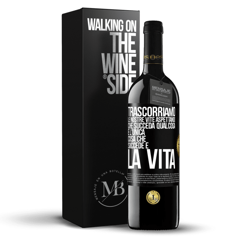 39,95 € Spedizione Gratuita | Vino rosso Edizione RED MBE Riserva Trascorriamo le nostre vite aspettando che succeda qualcosa e l'unica cosa che succede è la vita Etichetta Nera. Etichetta personalizzabile Riserva 12 Mesi Raccogliere 2016 Tempranillo