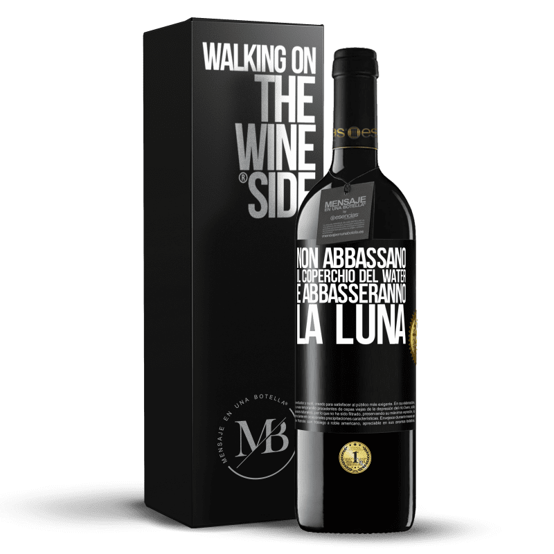 39,95 € Spedizione Gratuita | Vino rosso Edizione RED MBE Riserva Non abbassano il coperchio del water e abbasseranno la luna Etichetta Nera. Etichetta personalizzabile Riserva 12 Mesi Raccogliere 2015 Tempranillo