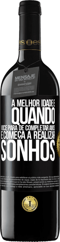 39,95 € | Vinho tinto Edição RED MBE Reserva A melhor idade é quando você para de completar anos e começa a realizar sonhos Etiqueta Preta. Etiqueta personalizável Reserva 12 Meses Colheita 2015 Tempranillo