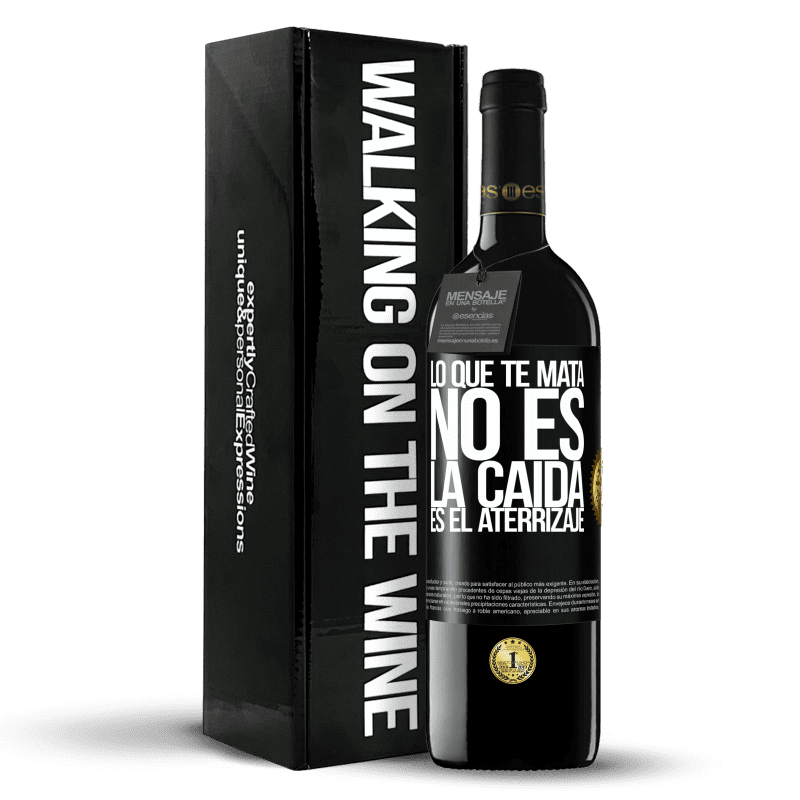 39,95 € Envío gratis | Vino Tinto Edición RED MBE Reserva Lo que te mata no es la caída, es el aterrizaje Etiqueta Negra. Etiqueta personalizable Reserva 12 Meses Cosecha 2015 Tempranillo