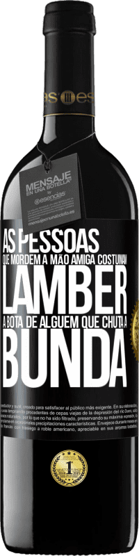 39,95 € | Vinho tinto Edição RED MBE Reserva As pessoas que mordem a mão amiga costumam lamber a bota de alguém que chuta a bunda Etiqueta Preta. Etiqueta personalizável Reserva 12 Meses Colheita 2015 Tempranillo