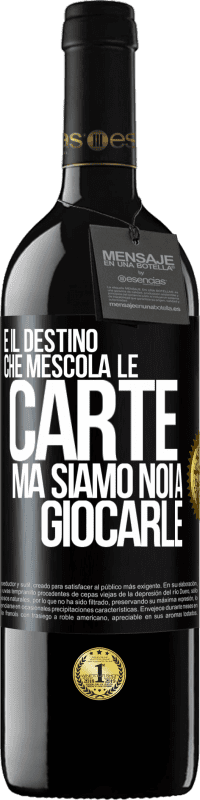 39,95 € | Vino rosso Edizione RED MBE Riserva È il destino che mescola le carte, ma siamo noi a giocarle Etichetta Nera. Etichetta personalizzabile Riserva 12 Mesi Raccogliere 2014 Tempranillo