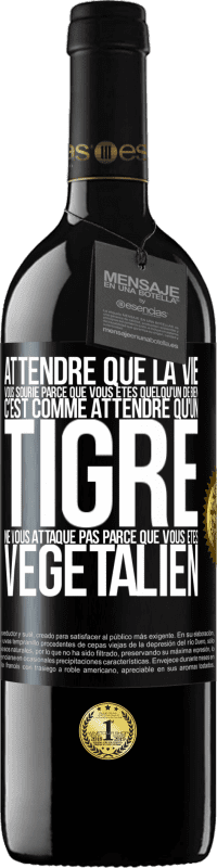 39,95 € | Vin rouge Édition RED MBE Réserve Attendre que la vie vous sourie parce que vous êtes quelqu'un de bien c'est comme attendre qu'un tigre ne vous attaque pas parce Étiquette Noire. Étiquette personnalisable Réserve 12 Mois Récolte 2016 Tempranillo