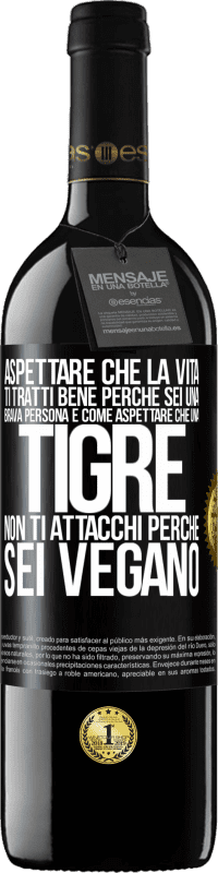 39,95 € | Vino rosso Edizione RED MBE Riserva Aspettare che la vita ti tratti bene perché sei una brava persona è come aspettare che una tigre non ti attacchi perché sei Etichetta Nera. Etichetta personalizzabile Riserva 12 Mesi Raccogliere 2016 Tempranillo