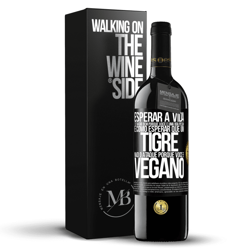 39,95 € Envio grátis | Vinho tinto Edição RED MBE Reserva Esperar a vida te tratar bem porque você é uma boa pessoa é como esperar que um tigre não o ataque porque você é vegano Etiqueta Preta. Etiqueta personalizável Reserva 12 Meses Colheita 2016 Tempranillo